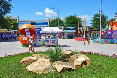 Anapa, Rusya, 23 Temmuz 2019. Anapa sıcak havalarda yaz aylarında belediye plaj girişiönünde meyve suları ve dondurma ile küçük alışveriş pavyonları yakınında yürüyüş İnsanlar