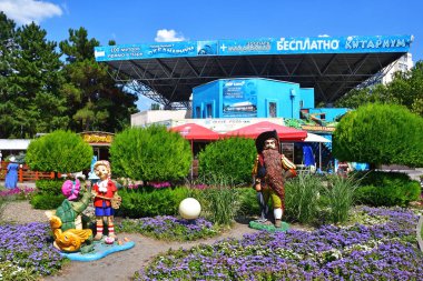 Anapa, Rusya, 23 Temmuz 2019. Anapa güneşli bir günde Gorky sokakta akvaryum ve teraryum önünde peri masalı 