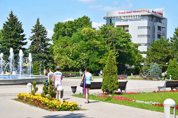 Anapa Russland Juli 2019 Spaziergänger Unweit Des Grossen Hotels Valentina — Stockfoto