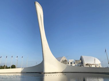 Soçi, Rusya, 10 Ağustos 2019. ; Ana tören alanında Olimpiyat kazanı. Soçi, Adler, Olimpiyat Parkı