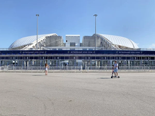 ロシア 2019年8月10日 夏にソチ アドラー のオリンピックスタジアム フィッシュ の近くを歩くPe3Ople — ストック写真