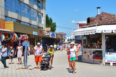 Anapa, Rusya, 23 Temmuz 2019. İnsanlar güneşli yaz gününde düşük gezinti boyunca yürüyüş
