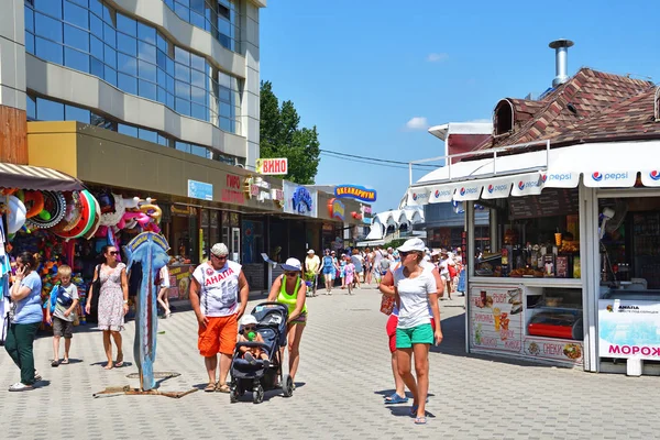 Anapa Rusia Julio 2019 Gente Caminando Por Paseo Marítimo Bajo — Foto de Stock