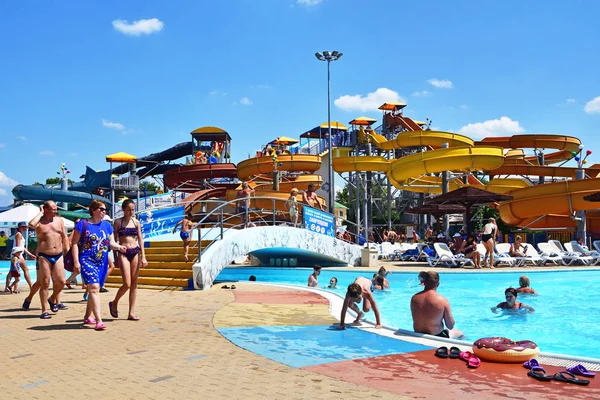 Anapa Rússia Julho 2019 Pessoas Nadando Aquapark Golden Beach Anapa — Fotografia de Stock