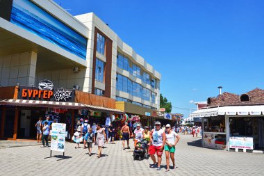 Anapa, Rusya, 23 Temmuz 2019. İnsanlar güneşli yaz gününde düşük gezinti boyunca yürüyüş