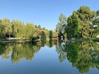 Yeni Athos, Abhazya. Yazın birçok gölet biri