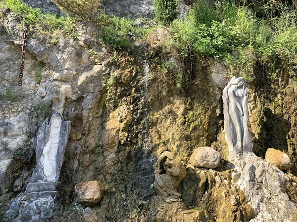 Nuevo Athos Abjasia Esculturas Piedra Una Pequeña Cascada Orilla Del —  Fotos de Stock