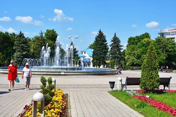 Anapa Rusia Julio 2019 Gente Caminando Cerca Fuente Musical Plaza —  Fotos de Stock
