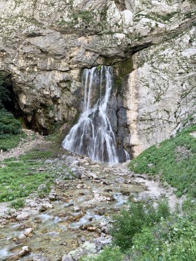 Abhazya'da Gega şelalesi ve nehir manzarası
