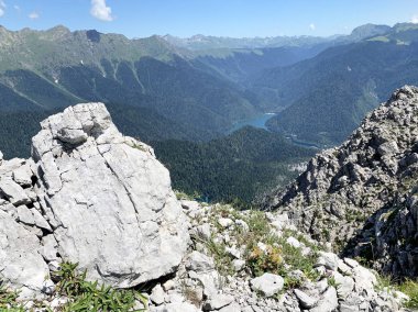 Abhazya. Berrak havalarda dağ Pshegishkhva yamacı. Vadideki Ritsa Gölü
