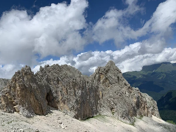 阿布哈兹 龙岩在夏天在多云天 — 图库照片