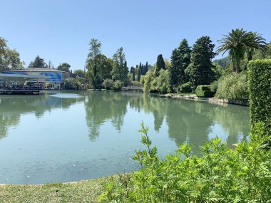 Yeni Athos, Abhazya, Ağustos, 09. 2019. Yaz aylarında birçok gölet biri kıyısında küçük kafe