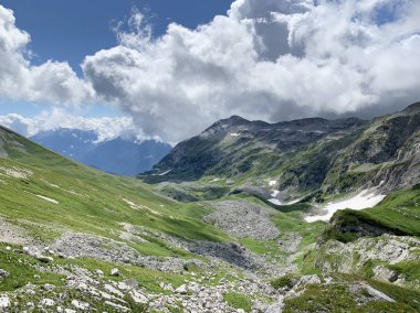 Abhazya, yaz aylarında Arabica platosu üzerinde bulutlar