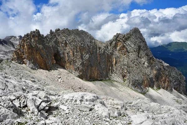 Abhazya Bulutlu Bir Günde Yaz Aylarında Dragon Rock — Stok fotoğraf