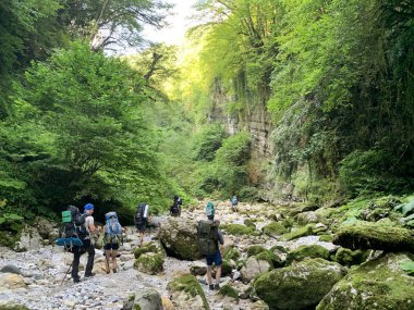 Abhazya, 02 Ağustos 2019. Turistler Abhazya'da yaz aylarında kanyon Khashupsy bulunmaktadır