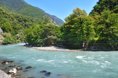Bzyb, Abhazya, 09.08.2019. Abhazya, güneşli bir günde yaz aylarında Bzyb nehri