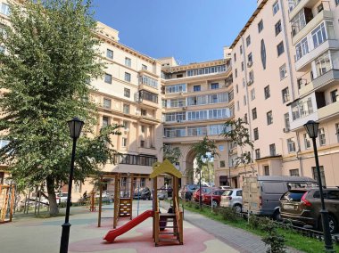 Moskova, Rusya, 29 Ağustos 2019. Moskova'da Podkolokolny şeritte 1934-1936 yıllarında inşa kızıl Ordu komuta personeli için konut. Bahçeden görünüm