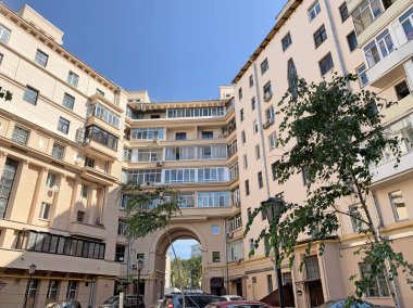 Moskova, Rusya, 29 Ağustos 2019. Moskova'da Podkolokolny şeritte 1934-1936 yıllarında inşa kızıl Ordu komuta personeli için konut. Bahçeden görünüm