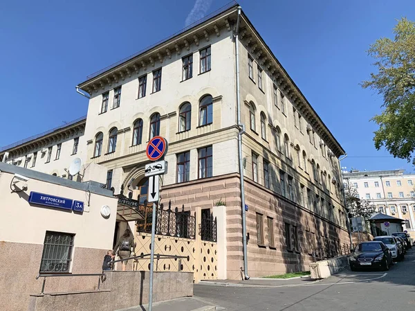 Moskova, Rusya, 29 Ağustos 2019. Yaz aylarında Moskova'da Khitrovsky şeritli ev 3 A yakınında park edilmiş arabalar