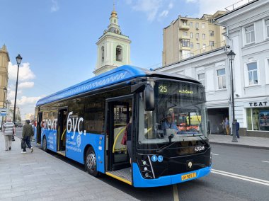 Moskova, Rusya, 31 Ağustos 2019.İnsanlar yaz aylarında Pokrovka caddesi üzerinde durdurmak üzerinde elektrikli otobüs yakınında. Moskova şehri. Rusya