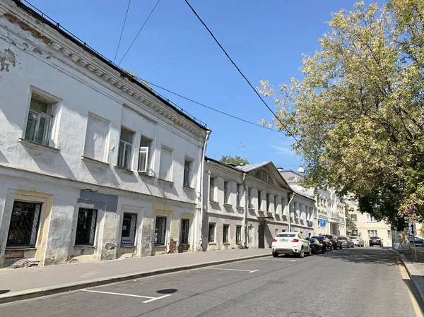 Moscú Rusia Agosto 2019 Coches Estacionados Khokhlovsky Pereulok Casa Edificio —  Fotos de Stock