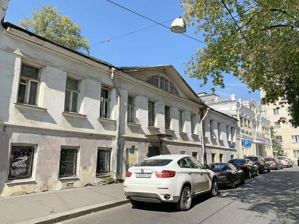 Moscou Russie Août 2019 Voitures Garées Khokhlovsky Pereulok Maison Bâtiment — Photo