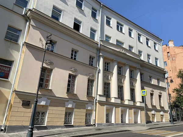 Moskova, Rusya, 29 Ağustos 2019. 19. yüzyılın ev ve 17. Moskova, Starosadskiy pereulok, ev 8