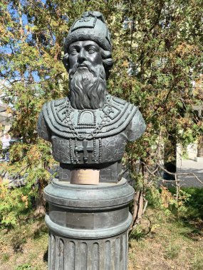 Moskova, Rusya, 29 Ağustos 2019. Çar Boris Godunov'un Rusya'yı yönetenlerin ara sokağında büstü, heykeltıraş Zurab Tsereteli . Moskova, Petroverigsky şeritli, ev 4 
