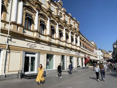 Moskova, Rusya, 29 Ağustos 2019. Moskova'da Kuznetsky köprüsü üzerinde yaz aylarında Shalyapin meydanında yürüyen insanlar