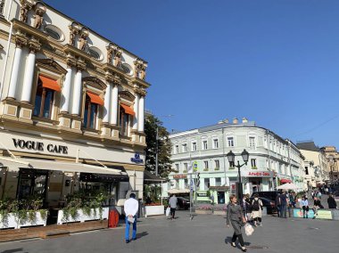 Moskova, Rusya, 29 Ağustos 2019. Moskova'da Kuznetsky köprüsü üzerinde yaz aylarında Shalyapin meydanında yürüyen insanlar