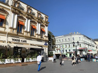 Moskova, Rusya, 29 Ağustos 2019. Moskova'da Kuznetsky köprüsü üzerinde yaz aylarında Shalyapin meydanında yürüyen insanlar