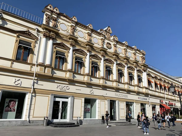 Moscú Rusia Agosto 2019 Personas Caminando Plaza Shalyapin Kuznetsky Puente — Foto de Stock