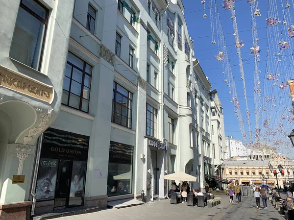 Moskova, Rusya, 29 Ağustos 2019. 3. binanın yakınında yürüyen insanlar 2. Kuznetsky en sokak n Moskova'da Daire ev Falcon 