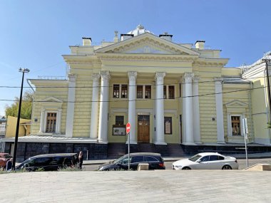 Moskova, Rusya, 29 Ağustos 2019. Arabalar yaz aylarında Moskova Koro Sinagogu yakınındadır. Moskova, Spasoglinishchevsky şeritli, ev 10