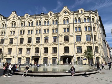 Moskova, Rusya, 29 Ağustos 2019. Yaz aylarında Moskova'da Birzhevaya meydanında yürüyen insanlar