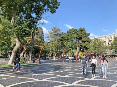 Bakü, Azerbaycan, 08 Eylül 2019. Eylül ayında Çeşmeler meydanında yürüyen insanlar