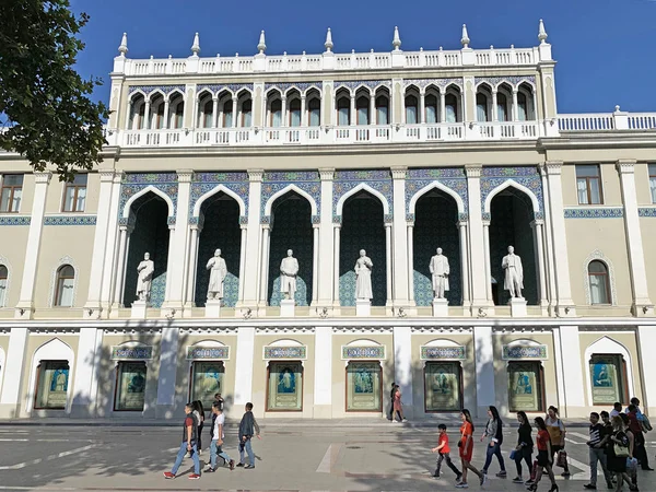 Baku Azerbejdżan Wrzesień 2019 Ludzie Spacerują Pobliżu Muzeum Literatury Azerskiej — Zdjęcie stockowe