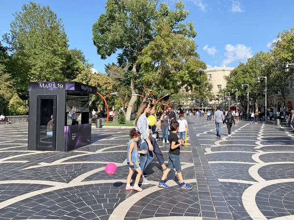 Bakú Azerbaiyán Septiembre 2019 Gente Caminando Por Plaza Las Fuentes — Foto de Stock