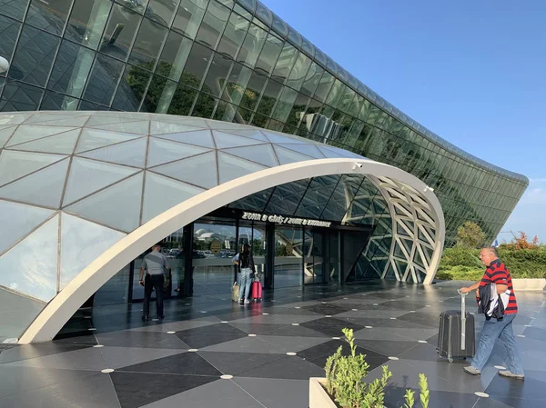 Bakü Azerbaycan Eylül 2019 Bavullu Yolcu Haydar Aliyev Uluslararası Havaalanı — Stok fotoğraf