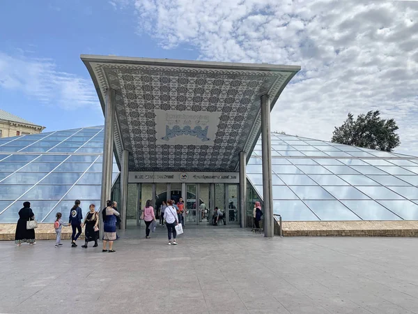 Baku Azerbaijão Setembro 2019 Pessoas Andando Perto Estação Metro Icheri — Fotografia de Stock