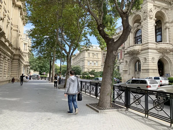 Bakú Azerbaiyán Septiembre 2019 Gente Caminando Por Calle Soberanía Ciudad —  Fotos de Stock