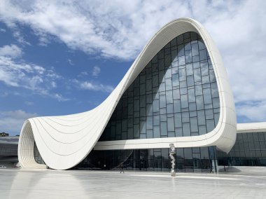 Bakü, Azerbaycan, Eylül 12, 2019. Bakü, Azerbaycan 'daki Heydar Aliyev Merkezi