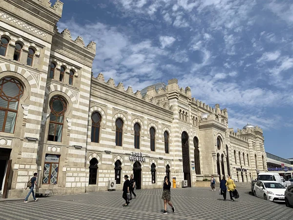 Baku Azerbaijan September 2019 Spaziergänger Der Nähe Des Baku Bahnhofs — Stockfoto