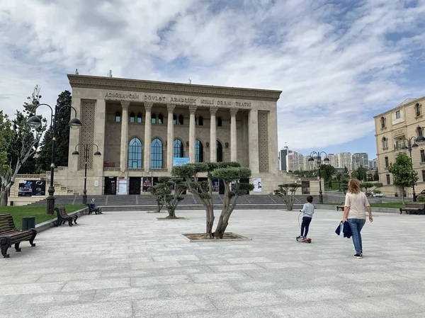 Baku Azerbaidjan Septembrie 2019 Oamenii Merg Jos Lângă Teatrul Național — Fotografie, imagine de stoc