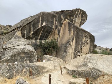 Gobustan, Azerbaycan, 11 Eylül 2019. Gobustan Eyaleti 'nin tarihi ve sanat rezervleri sonbaharda bulutlu havada, Azerbaycan' da bulunur.