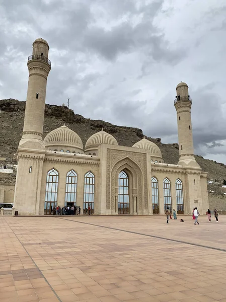 Baku Azerbaijão Setembro 2019 Pessoas Caminhando Perto Mesquita Xiita Bibi — Fotografia de Stock