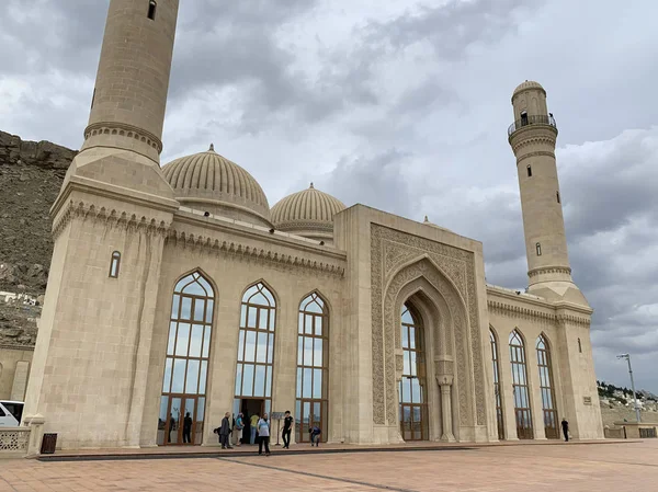 Baku Azerbaijão Setembro 2019 Pessoas Caminhando Perto Mesquita Xiita Bibi — Fotografia de Stock