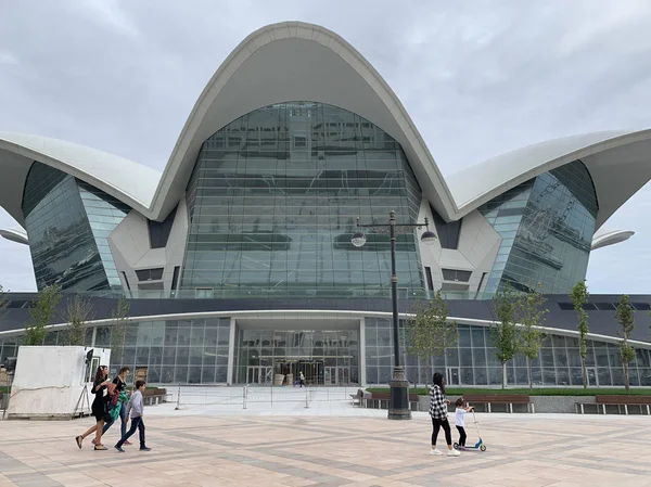 Bakoe Azerbeidzjan September 2019 Mensen Lopen Buurt Van Caspian Waterfront — Stockfoto