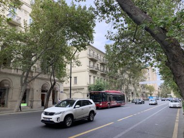 Bakü, Azerbaycan, 11 Eylül 2019. Arabalar sonbaharda Zarifa Aliyeva caddesinde, Bakü, Azerbaycan