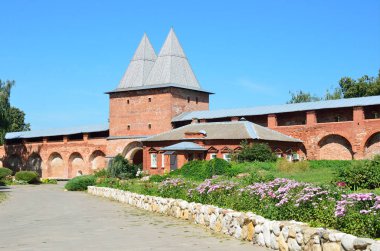 Güneşli bir günde antik Zaraysk Kremlin'in duvarları ve kuleleri. Rusya, Moskova bölgesi